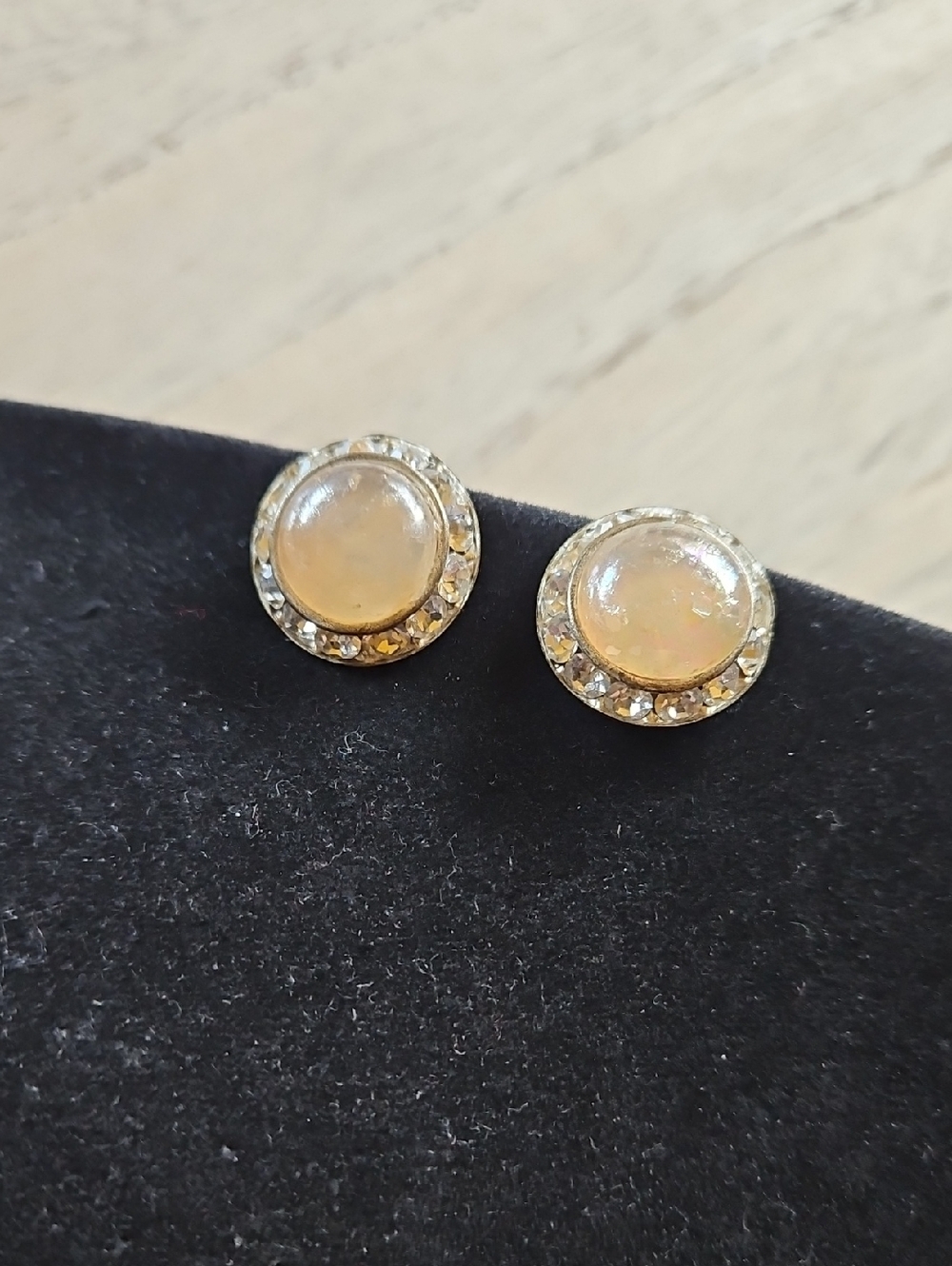 Vintage Round Opalescent Cabochons Clear Rhinestones Screw On Gold Tone Earrings - Picture 1 of 5